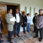 José Luis Ramón, con papeles en la mano, en una de sus visitas a los pueblos, en este caso Berlanga.