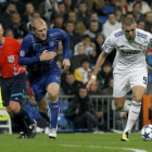 Benzema intenta zafarse del marcaje de un defensor del Auxerre para marcar su primer gol.