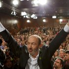 Alfredo Pérez Rubalcaba saluda después de ganar la Secretaría General Socialista en el Congreso de Sevilla.