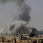 Una densa humareda sube hacia el cielo en los combates entre las Fuerzas Democráticas Sirias y el Estado Islámico en Raqqa (Siria), el 20 de agosto