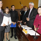 Octavio Pereira, Ana Isabel Fernández y Joaquín Barreiro muestran el premio.