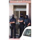 Mossos, en el edificio donde ocurrieron los hechos. ALEJANDRO GARCÍA