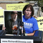Nancy Vollertsen, con la foto de su hermano, Greg Wilhoit, quien pasó cinco años en el corredor de la muerte de Oklahoma antes de ser exonerado, por participar en una manifestación para detener la ejecución de Richard Glossip.