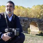 Acacio Díaz Alonso, encargado de continuar las enseñanzas fotográficas y humanas de su padre, Acacio Díaz Valdés. DL