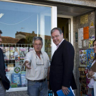 Antonio Silván, acompañado por Javier García Prieto y Marta Mejías, escucha las demandas de un comerciante en el barrio de Pinilla.