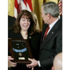 Bush entrega una condecoración a la mujer de un marine fallecido