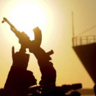 Un grupo de rebeldes saluda al barco turco en el que llegaron heridos de Misrata.