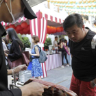 Un hombre a un cortador de jamón en Pekín. WU HONG