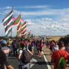 La falta de viento impidió que los pendones ondearan hasta llegar a la carretera N-VI.