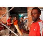 Los trabajadores de la construcción Agustine, en primer plano, Jorge, Roberto y David, durante el descanso de media mañana para comer el bocadillo. JESÚS F. SALVADORES