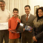 El alumno ponferradino, con su premio, un ordenador portátil.