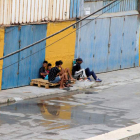 Menores pasan el rato en las naves de Tarajal, donde viven desde la invasión marroquí. REDUAN DRIS