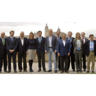 Imagen de familia de parte de los participantes, con Cospedal, en la Interparlamentaria del PP en Salamanca, que hoy clausurará Mariano Rajoy.