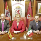 Díez, presidente de la Agrupación Leonesa, con Soto y Alberto Torío, responsable del proyecto en México