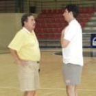 Muñoz (a la derecha) conversa con Juan de Dios Román, entrenador
