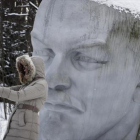 Fundador de la URSS 8 Una mujer se hace un selfi ante una estatua de Lenin cerca de San Petersburgo.