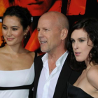 El actor Bruce Willis posa con su esposa, Emma Heming, y su hija, Rumer Willis, a su llegada al Teatro Chino de Hollywood, en octubre del 2010.