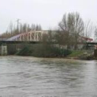 Una imagen del río Tuerto a su paso por el puente de Requejo