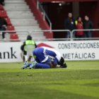 William Jebor se lamenta sobre el césped de Anduva después de fallar una clara ocasión que pudo suponer el empate para la Ponferradina ante el Mirandés. PAULINO ORIBE