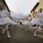 Danzantes de Pobladura de Pelayo García donde se aprecia la sincronización de los bailes y la bellez