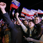 Miles de personas celebraron ayer el triunfo de la consulta en Crimea.