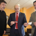 Pedro García junto a Gregorio Chamorro, que muestra las tarjetas, y el concejal Herrero.