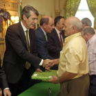 Fernando Becker, agradeciendo el compromiso y dedicación a los 150 homenajeados.