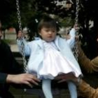 Imagen de una pareja española que adoptó a una niña china