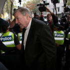 El cardenal George Pell llega al tribunal de Melbourne. JOE CASTRO