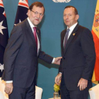 El primer ministro australiano, Tony Abbott, saluda al presidente español, Mariano Rajoy, en la cumbre del G-20, en Brisbane (Australia).