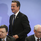 David Cameron de pie y Durao Barroso y Van Rompuy sentados en primer término.