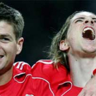 El capitán del Liverpool, Steven Gerrard junto a Fernando Torres.