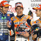 Márquez, en el podio del Gran Premio de Catar escoltado por Valentino Rossi y Dani Pedrosa.