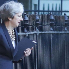 Theresa May sale de su residencia oficial de Downing Street, en Londres.