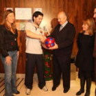 Juanín entregó el balón al tesorero de Unicef ante otros miembros del colectivo y Cadenas
