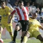 Orbaiz intenta llevarse la pelota ante la oposición de Cazorla y Senna