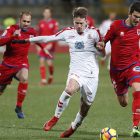 Josep Señé disputa el balón frente a dos contrarios en el partido ante el Numancia de la primera vuelta. JESÚS F. SALVADORES