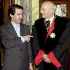 Aznar ayer tras el nombramiento de Romay Becarria (derecha) como miembro del Consejo de Estado