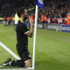 Cesc Fàbregas celebra uno de sus goles en el banderín de córner frente a los fans del Chelsea que viajaron a Leicester.