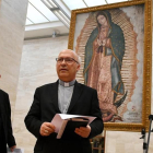 Luis Fernando Ramos (derecha) y Juan Ignacio González, miembros de la conferencia de obispos de Chile, durante la rueda de prensa de este viernes.