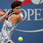 Carla Suárez golpea de revés en su partido ante Vesnina.