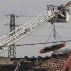 Traslado de los cadáveres con la escala de los bomberos que se trasladaron al lugar. MIGUEL TOÑA