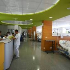 Unas enfermeras organizan el material en la sala vital