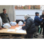 Riesco acudió al reparto de alimentos de la oenegé.