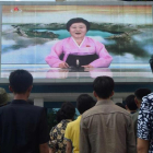 Ciudadanos de Pionyang miran en una pantalla gigante cómo la televisión norcoreana anuncia que el país ha probado con éxito una bomba de hidrógeno, el 3 de septiembre del 2017.