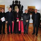 El obispo Julián López, centro, rodeado de la nueva Curia Diocesana