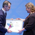 María Jesús Muñiz, jefa de Economía, recibe el premio.
