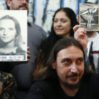 Javier Matías Darroux Mijalchuk es presentado por las Abuelas de Plaza de Mayo en Argentina.