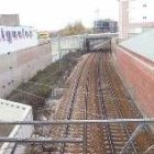 Tramo de vía ferroviario correspondiente al cruce con la carretera N-120 y la línea León-Gijón