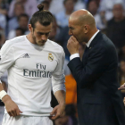 Zidane conversa con Bale durante el encuentro de vuelta ante el Manchester City. KIKO HUESCA